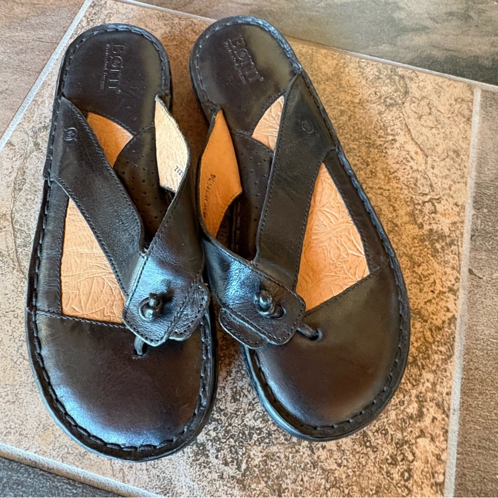 Born Soft Leather Thongs Flip Flops Criss Cross Knot